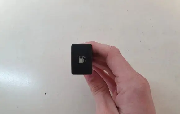 Toyota Avensis T270 Fuel tank opening switch 