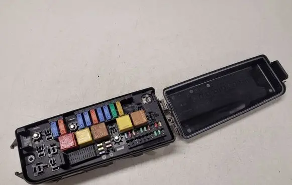 Opel Signum Fuse module 13144711 519068027 00188625