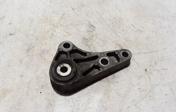 Volvo V40 Engine mounting bracket