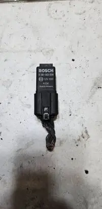 Skoda Octavia Mk2 (1Z) Glow plug pre-heat relay 0281003038 038907281D