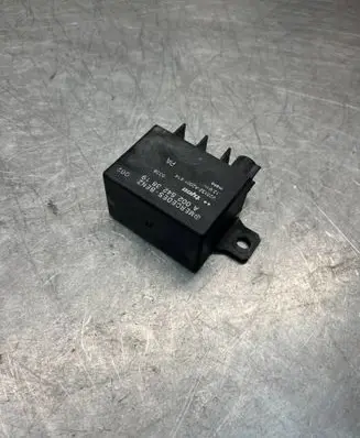 Mercedes-Benz E W210 Charging relay A0025423819 V23132A2001X14
