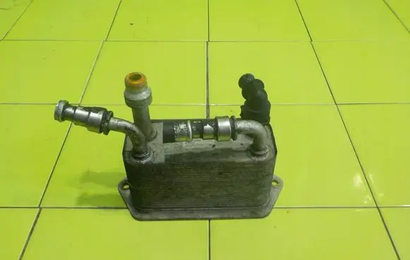 Land Rover Range Rover L322 Engine oil radiator UBC500120