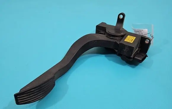 Accelerator throttle pedal