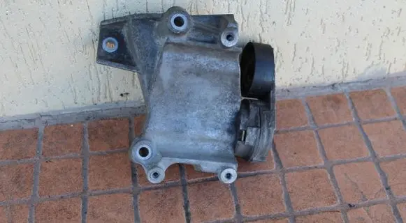 Chrysler Sebring (ST-22 - JR) Generator/alternator bracket Xxx