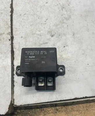 Mercedes-Benz C W203 Glow plug pre-heat relay A0025423819