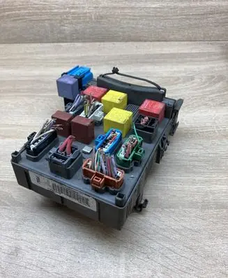 Renault Laguna II Fuse module 8200004201E