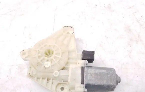 Volkswagen PASSAT B8 Rear door window regulator motor 5Q4959801D