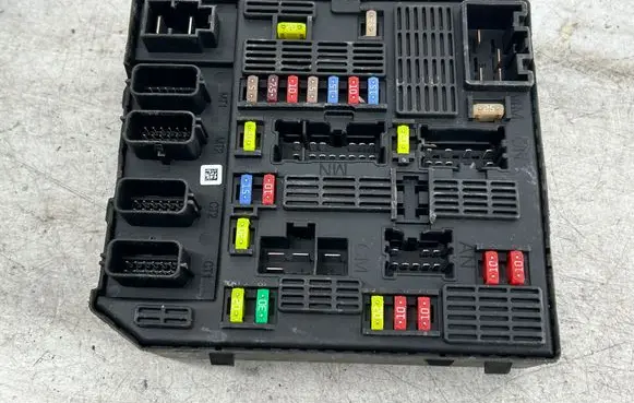 Renault Megane III Fuse module 284B62342R 0230983100698 2840207902300