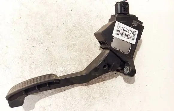 Accelerator throttle pedal