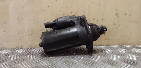 Volkswagen PASSAT CC Starter motor 02M911024