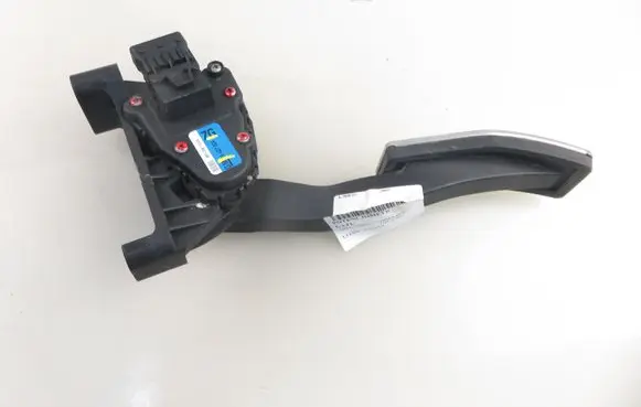 Accelerator throttle pedal