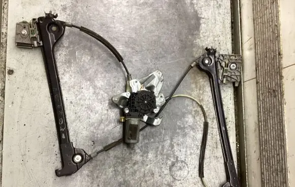 Mercedes-Benz SLK R170 Front door window regulator motor 0130821767