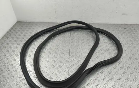 Volkswagen Touran III Trunk rubber seal (body) 5TA827705