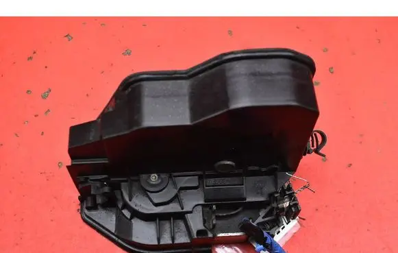 BMW X5 E70 Front door lock 7202146