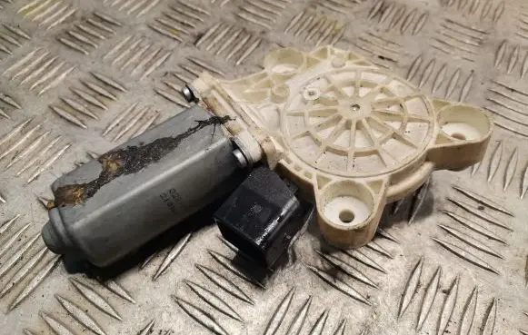 Mercedes-Benz C W203 Front door window regulator motor 2118201842