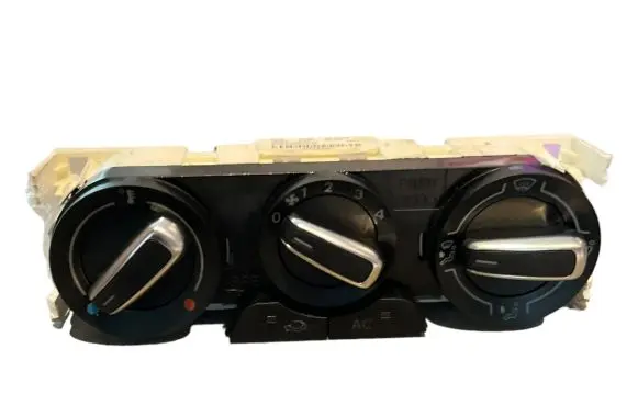 Audi A1 Climate control unit 8X0820045A 90151466