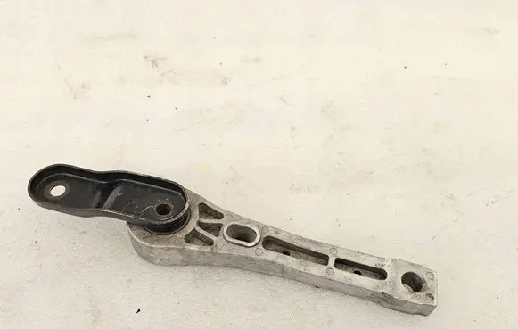 Engine mount bracket