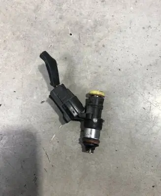 Volkswagen PASSAT B7 Fuel injector 03C906039