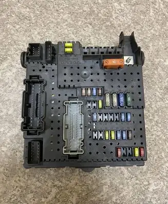 Volvo S60 Fuse module 30728512 28017881