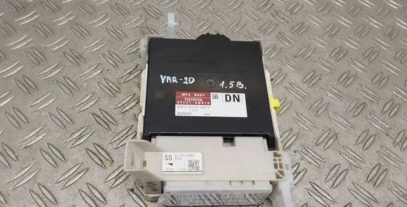 Toyota Yaris Fuse module 8273052K40 892210D870