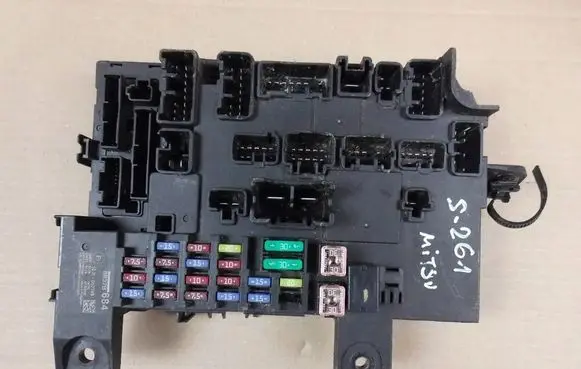 Mitsubishi Outlander Fuse module 8637B684
