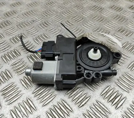 KIA Sorento IV Front door window regulator motor 82450P2010