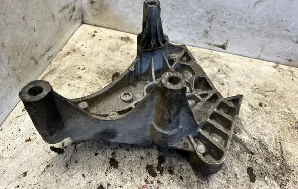 Volkswagen Golf V Engine mounting bracket 03G199207G