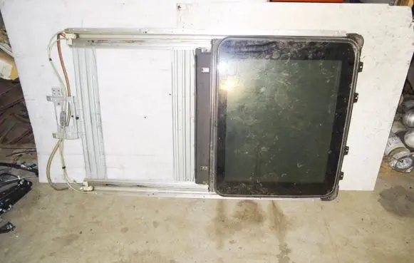Nissan X-Trail T30 Sunroof glass 