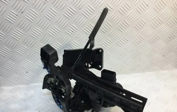 Ford Focus Rear door lock 4M5AR26412EE