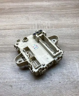 Toyota Corolla Verso AR10 Fuse module 7051121