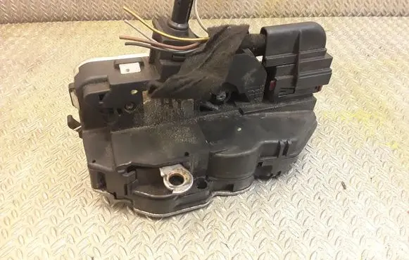 Opel Insignia A Coupe door lock (next to the handle) 13503781
