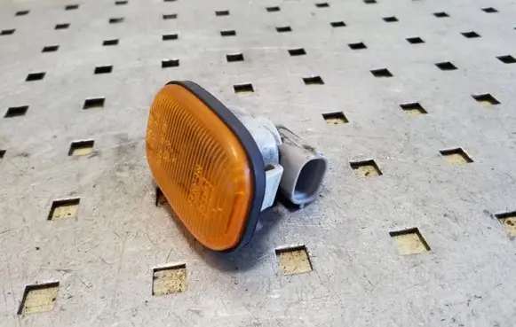 Toyota RAV 4 (XA20) Front fender indicator light E13013047