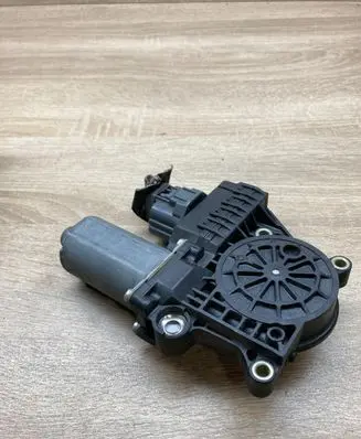 Ford Mondeo Mk III Front door window regulator motor 0130821772 2300011779