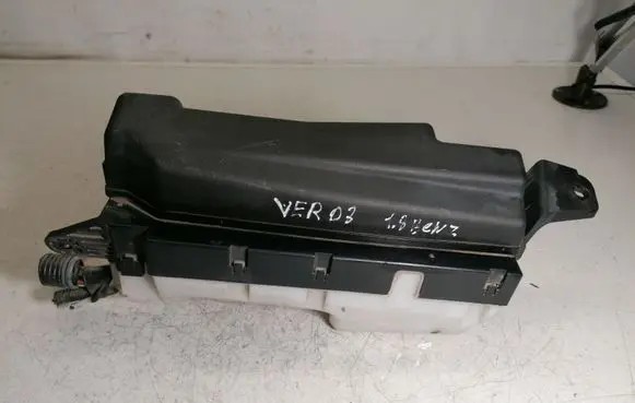 Toyota Corolla Verso AR10 Fuse module 8178PA1