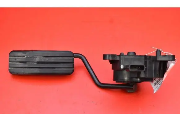 Accelerator throttle pedal