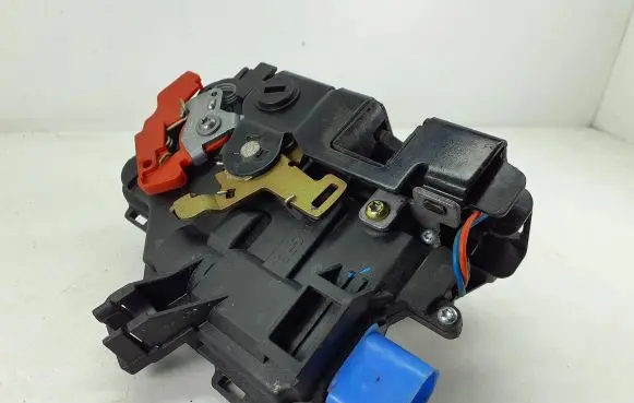 Volkswagen Golf V Rear door lock 7L0839016