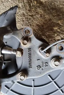 Dodge Challenger Front wheel hub 05168403AE