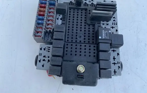 Volvo V70 Fuse module 8645410