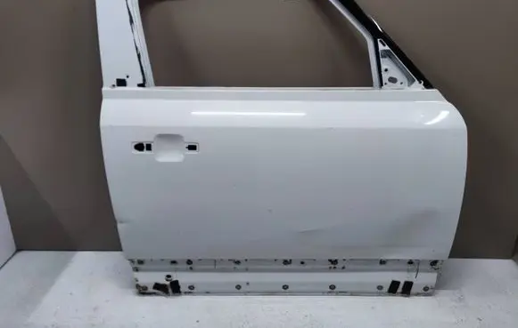 Land Rover Defender Front door L8B221458