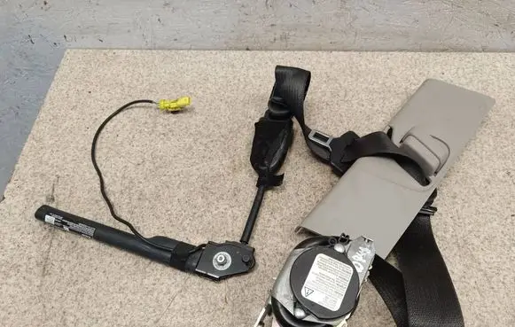 Opel Zafira B Front seatbelt 620611500 008R000