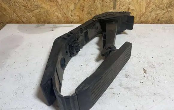Mercedes-Benz E W211 Accelerator throttle pedal A2113000504
