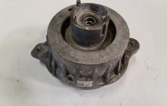 Mercedes-Benz C W205 Engine mount bracket A2052406717