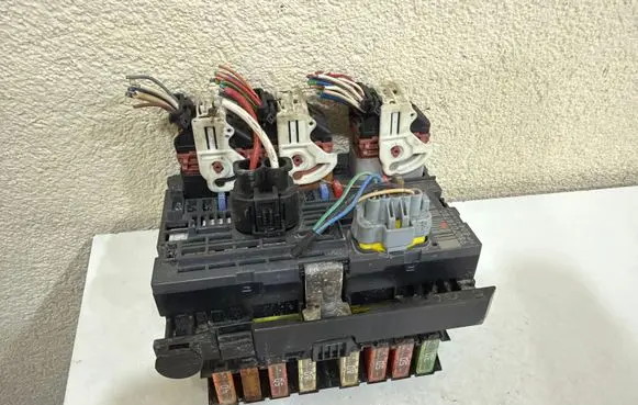 Citroen Berlingo BSM Control unit 9807028780