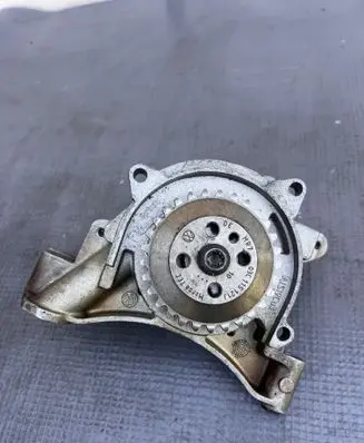 Volkswagen Golf V Oil pump 03C105Q 03C115121J