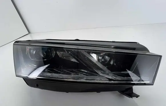 Skoda Octavia Mk4 Headlight/headlamp 5E4941016A 030111823400 LE18A6419