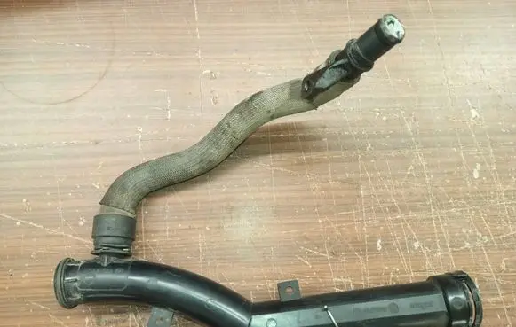 Peugeot 308 SW Engine coolant pipe/hose v758971580