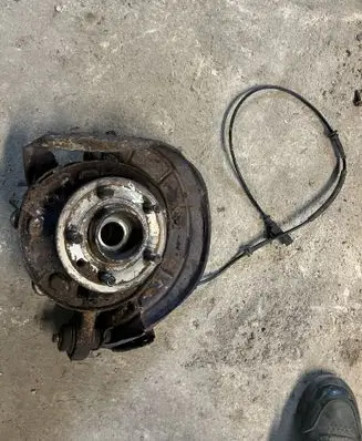 Rear wheel hub spindle/knuckle