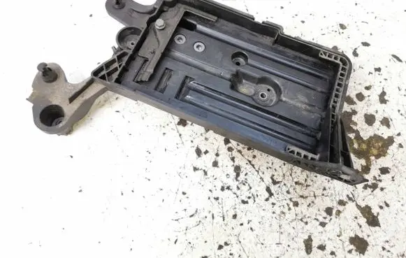 Volkswagen PASSAT B8 Battery tray 5Q0915321H
