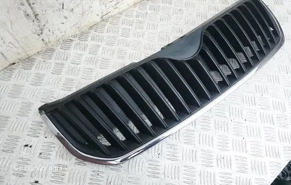 Skoda Superb B6 (3T) Front bumper upper radiator grill 3T0853668A