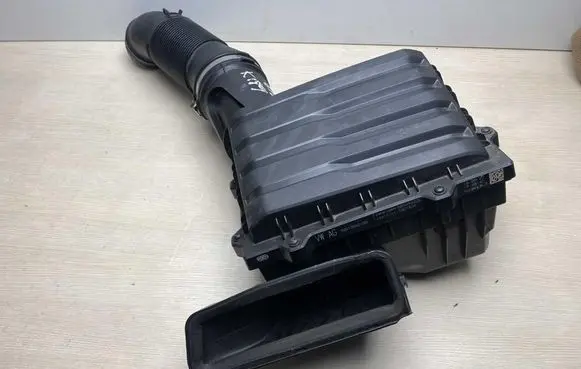 Volkswagen PASSAT B8 Air filter box 5Q0129601BB